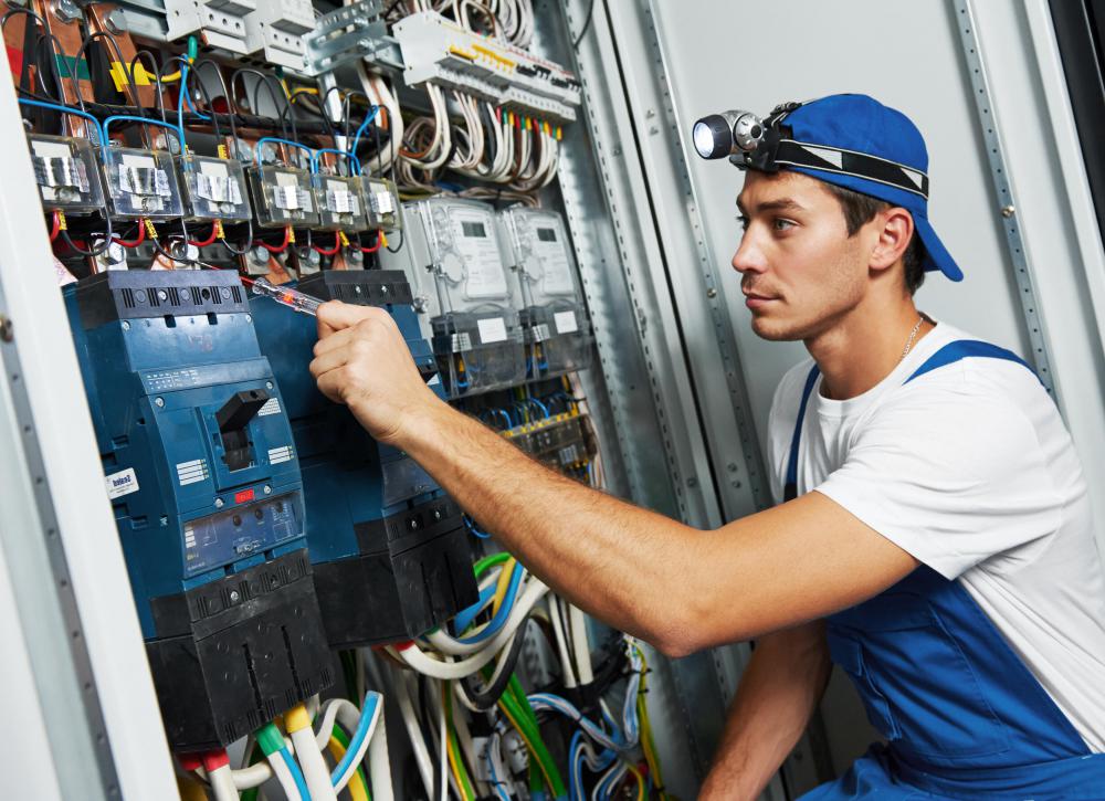 Technicus tijdens machinebekabeling